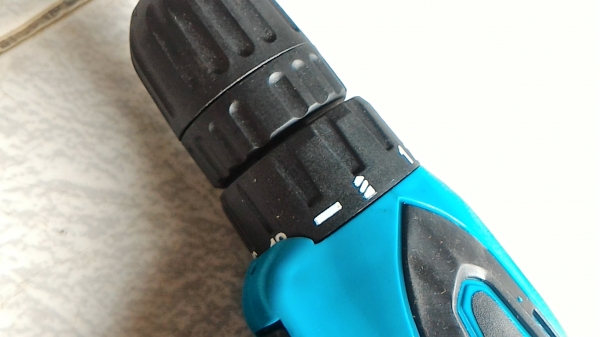 ชุดสว่าน - ไขควงไร้สาย ขนาด 12 V.มีไฟช่วยส่อง ยี่ห้อ BOLID มีแบตลิเธียมไอออนสองก้อน  ชุดชาร์ทและตัวไขควง