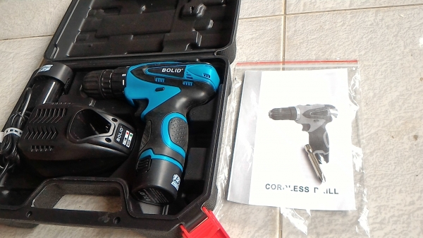 ชุดสว่าน - ไขควงไร้สาย ขนาด 12 V.มีไฟช่วยส่อง ยี่ห้อ BOLID มีแบตลิเธียมไอออนสองก้อน  ชุดชาร์ทและตัวไขควง