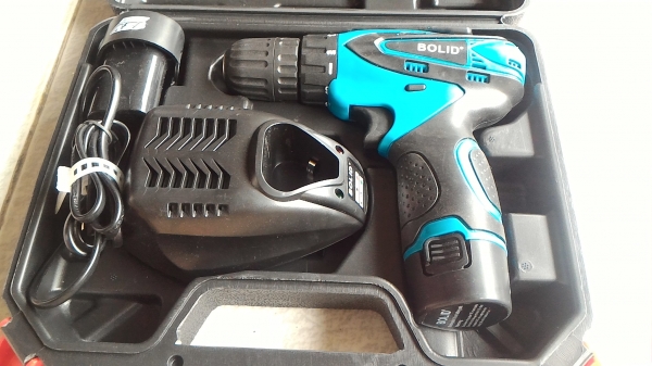 ชุดสว่าน - ไขควงไร้สาย ขนาด 12 V.มีไฟช่วยส่อง ยี่ห้อ BOLID มีแบตลิเธียมไอออนสองก้อน  ชุดชาร์ทและตัวไขควง