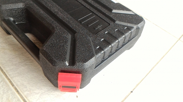 ชุดสว่าน - ไขควงไร้สาย ขนาด 12 V.มีไฟช่วยส่อง ยี่ห้อ BOLID มีแบตลิเธียมไอออนสองก้อน  ชุดชาร์ทและตัวไขควง