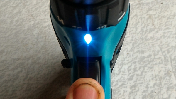 ชุดสว่าน - ไขควงไร้สาย ขนาด 12 V.มีไฟช่วยส่อง ยี่ห้อ BOLID มีแบตลิเธียมไอออนสองก้อน  ชุดชาร์ทและตัวไขควง