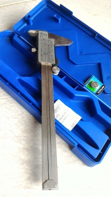 เวอร์เนียดิจิตอล ยี่ห้อ OKURA ระยะการทำงาน 150 มม. แสดงผลเป็นตัวเลย LCD สีดำ ทศนิยม 2 ตำแหน่ง