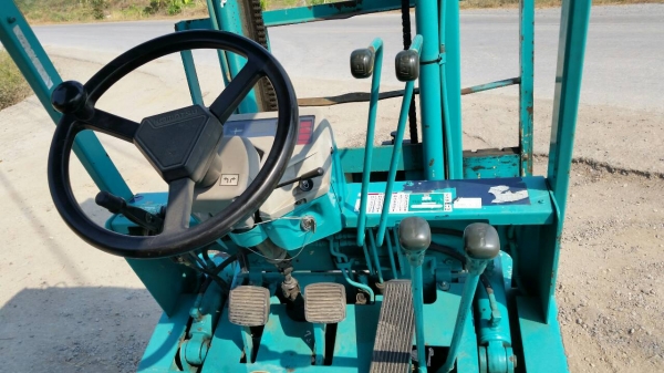 ขายด่วนรถยกKOMATSU FG15 D15ยก1.5ตันเสาสูง4เมตรยางตัน4เส้นชั่วโม่งทำงานน้อยรถนอกนำเข้ายังไม่เคยใช้งานในเมืองไทยเลย