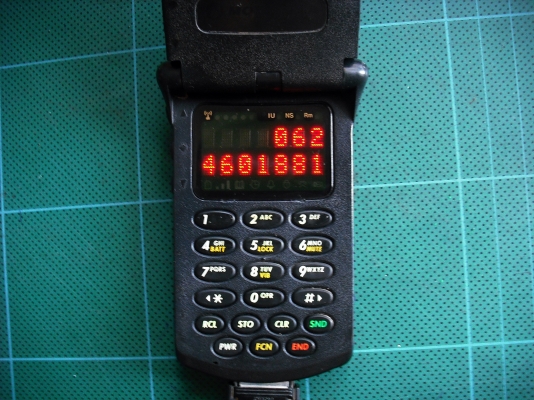 โทรศัพท์เคลื่อนที่ Motolola STARTAC ปี 1996 โทรศัพท์เคลื่อนที่ Motolola STARTAC ปี 1996