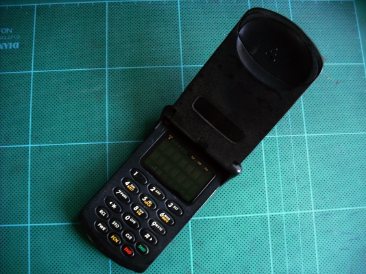 โทรศัพท์เคลื่อนที่ Motolola STARTAC ปี 1996 โทรศัพท์เคลื่อนที่ Motolola STARTAC ปี 1996