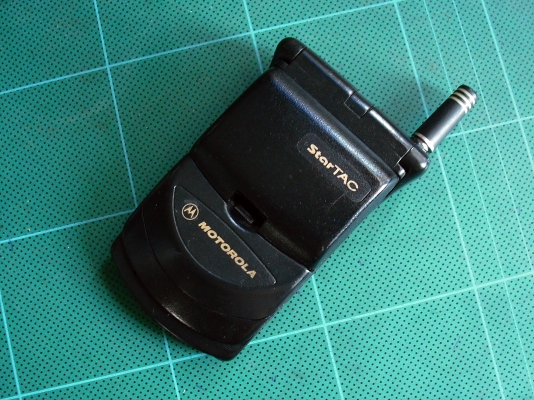 โทรศัพท์เคลื่อนที่ Motolola STARTAC ปี 1996 โทรศัพท์เคลื่อนที่ Motolola STARTAC ปี 1996