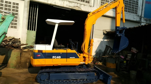 ขาย รถขุด KOMATSU รุ่น PC40-6-  มือสองญี่ปุ่น แทรกเหล็ก สลักแน่น   ทั้งคัน สวยพร้อมใช้งาน  มือถือ/LINE ID : 0818753444