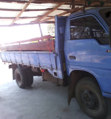 ISUZU TL 100 HP 4BC2 รถบรรทุกหกล้อ กระบะเหล็กคาร์โก้ความยาว 4.30 เมตรสวยสภาพดีครับพร้อมใช้งานได้เลย เครื่องยนต์กำลังแรงดีไม่มีแตกเยิ้ม หัวเก๋งลงเล่มครบถูกต้องภายในคอนโซลสวยครบ พื้นเก๋งไม่ผุ พวงมาลัยธรรมดา ช่วงล่างแน่นดีคัชซีไม่มีผุเลยครับ ยาง 7.50 ขอบ 16