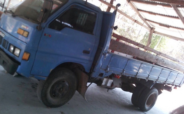 ISUZU TL 100 HP 4BC2 รถบรรทุกหกล้อ กระบะเหล็กคาร์โก้ความยาว 4.30 เมตรสวยสภาพดีครับพร้อมใช้งานได้เลย เครื่องยนต์กำลังแรงดีไม่มีแตกเยิ้ม หัวเก๋งลงเล่มครบถูกต้องภายในคอนโซลสวยครบ พื้นเก๋งไม่ผุ พวงมาลัยธรรมดา ช่วงล่างแน่นดีคัชซีไม่มีผุเลยครับ ยาง 7.50 ขอบ 16