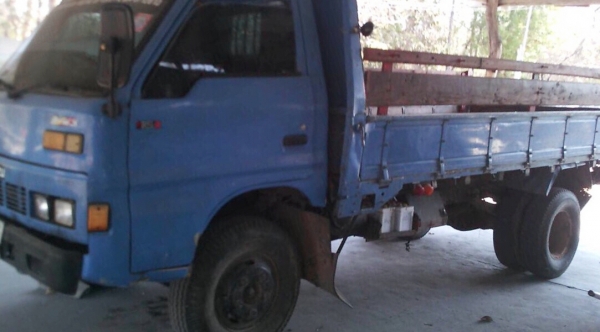 ISUZU TL 100 HP 4BC2 รถบรรทุกหกล้อ กระบะเหล็กคาร์โก้ความยาว 4.30 เมตรสวยสภาพดีครับพร้อมใช้งานได้เลย เครื่องยนต์กำลังแรงดีไม่มีแตกเยิ้ม หัวเก๋งลงเล่มครบถูกต้องภายในคอนโซลสวยครบ พื้นเก๋งไม่ผุ พวงมาลัยธรรมดา ช่วงล่างแน่นดีคัชซีไม่มีผุเลยครับ ยาง 7.50 ขอบ 16