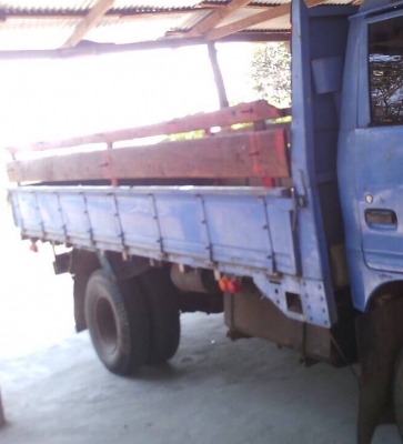 ISUZU TL 100 HP 4BC2 รถบรรทุกหกล้อ กระบะเหล็กคาร์โก้ความยาว 4.30 เมตรสวยสภาพดีครับพร้อมใช้งานได้เลย เครื่องยนต์กำลังแรงดีไม่มีแตกเยิ้ม หัวเก๋งลงเล่มครบถูกต้องภายในคอนโซลสวยครบ พื้นเก๋งไม่ผุ พวงมาลัยธรรมดา ช่วงล่างแน่นดีคัชซีไม่มีผุเลยครับ ยาง 7.50 ขอบ 16