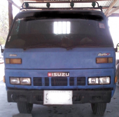 ISUZU TL 100 HP 4BC2 รถบรรทุกหกล้อ กระบะเหล็กคาร์โก้ความยาว 4.30 เมตรสวยสภาพดีครับพร้อมใช้งานได้เลย เครื่องยนต์กำลังแรงดีไม่มีแตกเยิ้ม หัวเก๋งลงเล่มครบถูกต้องภายในคอนโซลสวยครบ พื้นเก๋งไม่ผุ พวงมาลัยธรรมดา ช่วงล่างแน่นดีคัชซีไม่มีผุเลยครับ ยาง 7.50 ขอบ 16