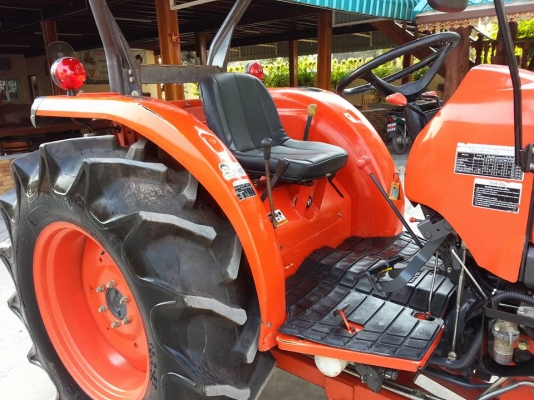 รถแทรกเตอร์เกรด AAA..คูโบต้า L4708 4 WD พร้อมใบมีดตราช้าง ทำงาน 628 ชั่วโมง แน่นๆ สีเดิมๆจากโรงงาน