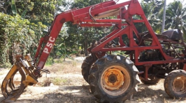 YANMAR EF453T - 45 แรง รถคีบอ้อยและคีบไม้ แบบคีบหลังบูมเดี่ยวของ PSC สภาพดีมากครับพร้อมใช้งานได้เลย วางเครื่องยนต์ NISSAN TD27 ติดตั้งเทอร์โบครบพร้อมแรงดีแห้งดีสุดๆครับ ระบบเกียร์เดินหน้าถอยหลังใช้งานได้ดีไม่มีปัญหาครับ ระบบไฮดรอลิกส์ยกขึ้นลงปกติดีไม่แตกเ