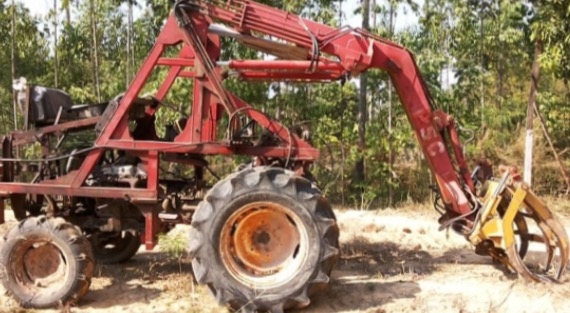 YANMAR EF453T - 45 แรง รถคีบอ้อยและคีบไม้ แบบคีบหลังบูมเดี่ยวของ PSC สภาพดีมากครับพร้อมใช้งานได้เลย วางเครื่องยนต์ NISSAN TD27 ติดตั้งเทอร์โบครบพร้อมแรงดีแห้งดีสุดๆครับ ระบบเกียร์เดินหน้าถอยหลังใช้งานได้ดีไม่มีปัญหาครับ ระบบไฮดรอลิกส์ยกขึ้นลงปกติดีไม่แตกเ