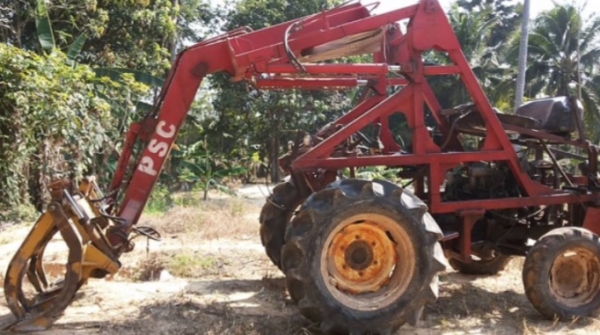 YANMAR EF453T - 45 แรง รถคีบอ้อยและคีบไม้ แบบคีบหลังบูมเดี่ยวของ PSC สภาพดีมากครับพร้อมใช้งานได้เลย วางเครื่องยนต์ NISSAN TD27 ติดตั้งเทอร์โบครบพร้อมแรงดีแห้งดีสุดๆครับ ระบบเกียร์เดินหน้าถอยหลังใช้งานได้ดีไม่มีปัญหาครับ ระบบไฮดรอลิกส์ยกขึ้นลงปกติดีไม่แตกเ