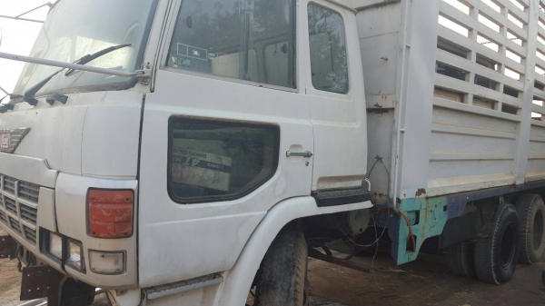 สิบล้อ hino KT925 เครื่อง EH700 ปั้มลม ช่วงล่าง 2 เพลา อีซูซุ 200 จั้มโบ้ สโลกลาง เบรก จิฟฟี่ พวงมาลัยเพาเวอร์ เครื่องดีคันซีสวย ทะเบียนม.79 เล่มเอกสารพร้อมโอน