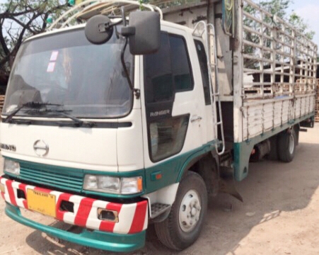HINO FD 1J - 195 HP HO7D รถบรรทุกหกล้อ กระบะบรรทุกคอกเหล็กความยาว 6.50 เมตรสวยๆพร้อมบรรทุกหนักได้เลยครับ เครื่องยนต์แรงดีเดิมไม่มีแตกเยิ้ม หัวเก๋งสมอเงินสวยจัด ภายในห้องเก๋งสะอาดคอนโซลครบ แอร์เย็น พวงมาลัยเพาเวอร์ ระบบเบรคทริ๊ปฟี้ครบครัน ช่วงล่างใหญ่แน่นด