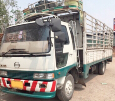 HINO FD 1J - 195 HP HO7D รถบรรทุกหกล้อ กระบะบรรทุกคอกเหล็กความยาว 6.50 เมตรสวยๆพร้อมบรรทุกหนักได้เลยครับ เครื่องยนต์แรงดีเดิมไม่มีแตกเยิ้ม หัวเก๋งสมอเงินสวยจัด ภายในห้องเก๋งสะอาดคอนโซลครบ แอร์เย็น พวงมาลัยเพาเวอร์ ระบบเบรคทริ๊ปฟี้ครบครัน ช่วงล่างใหญ่แน่นด