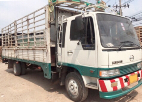HINO FD 1J - 195 HP HO7D รถบรรทุกหกล้อ กระบะบรรทุกคอกเหล็กความยาว 6.50 เมตรสวยๆพร้อมบรรทุกหนักได้เลยครับ เครื่องยนต์แรงดีเดิมไม่มีแตกเยิ้ม หัวเก๋งสมอเงินสวยจัด ภายในห้องเก๋งสะอาดคอนโซลครบ แอร์เย็น พวงมาลัยเพาเวอร์ ระบบเบรคทริ๊ปฟี้ครบครัน ช่วงล่างใหญ่แน่นด