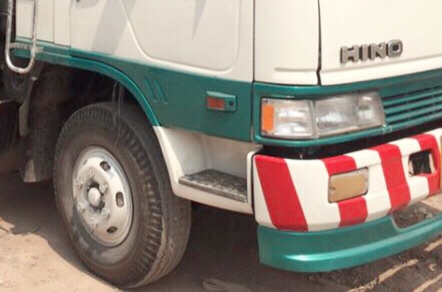 HINO FD 1J - 195 HP HO7D รถบรรทุกหกล้อ กระบะบรรทุกคอกเหล็กความยาว 6.50 เมตรสวยๆพร้อมบรรทุกหนักได้เลยครับ เครื่องยนต์แรงดีเดิมไม่มีแตกเยิ้ม หัวเก๋งสมอเงินสวยจัด ภายในห้องเก๋งสะอาดคอนโซลครบ แอร์เย็น พวงมาลัยเพาเวอร์ ระบบเบรคทริ๊ปฟี้ครบครัน ช่วงล่างใหญ่แน่นด