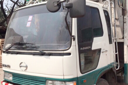 HINO FD 1J - 195 HP HO7D รถบรรทุกหกล้อ กระบะบรรทุกคอกเหล็กความยาว 6.50 เมตรสวยๆพร้อมบรรทุกหนักได้เลยครับ เครื่องยนต์แรงดีเดิมไม่มีแตกเยิ้ม หัวเก๋งสมอเงินสวยจัด ภายในห้องเก๋งสะอาดคอนโซลครบ แอร์เย็น พวงมาลัยเพาเวอร์ ระบบเบรคทริ๊ปฟี้ครบครัน ช่วงล่างใหญ่แน่นด