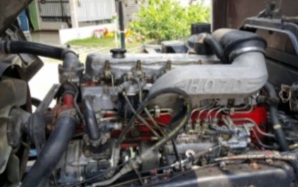 HINO FD 1J - 195 HP HO7D รถบรรทุกหกล้อ กระบะบรรทุกคอกเหล็กความยาว 6.50 เมตรสวยๆพร้อมบรรทุกหนักได้เลยครับ เครื่องยนต์แรงดีเดิมไม่มีแตกเยิ้ม หัวเก๋งสมอเงินสวยจัด ภายในห้องเก๋งสะอาดคอนโซลครบ แอร์เย็น พวงมาลัยเพาเวอร์ ระบบเบรคทริ๊ปฟี้ครบครัน ช่วงล่างใหญ่แน่นด
