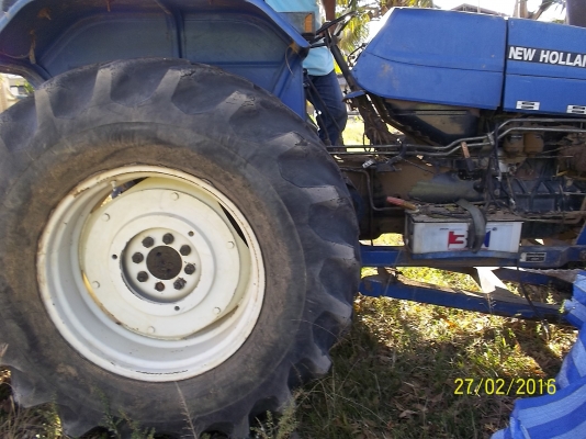 ขายด่วน  330000 บาทฟอร์ด 6600 เสื้อลาย ทะเบียนพร้อมครับ