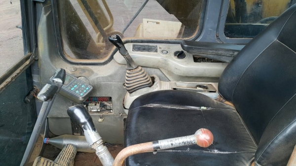 แบคโฮ KOMATSU PC200-6 เล่มทะเบียน **ขาย KOMATSU PC200-6 แบคโฮสวยๆ มีเล่มทะเบียน HYD.EXCAVATOR KOMATSU PC200-6 Original Japan Model S/N(ซีเรียล) 93022 ไฟฟ้าครบ ปั้มเดิม เครื่องวางใหม่ (ยังไม่ลงเล่ม) เครื่องCUMMINS(PC200-7)-6สูบ แน่น แ