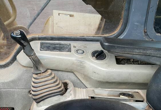 แบคโฮ KOMATSU PC200-6 เล่มทะเบียน **ขาย KOMATSU PC200-6 แบคโฮสวยๆ มีเล่มทะเบียน HYD.EXCAVATOR KOMATSU PC200-6 Original Japan Model S/N(ซีเรียล) 93022 ไฟฟ้าครบ ปั้มเดิม เครื่องวางใหม่ (ยังไม่ลงเล่ม) เครื่องCUMMINS(PC200-7)-6สูบ แน่น แ