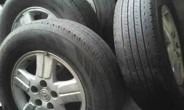 แม๊กวีโก้ ขอบ15พร้อมยางBRIDGESTONE  215/70R15 ชุด 4 ล้อ tel.081-427-3941 ไอดีไลน์ 0814273941
