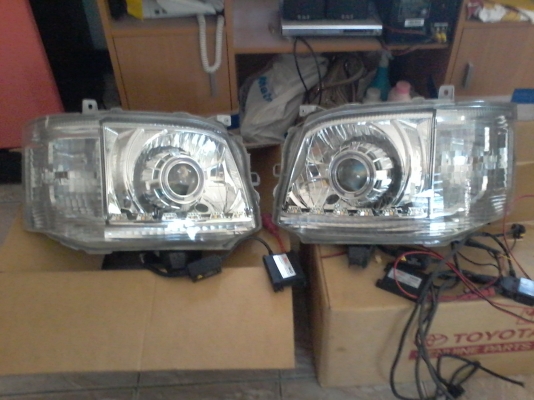 ขายไฟรถตู้ตาย้อยโปรเจคเตอร์โคมแท้ japan