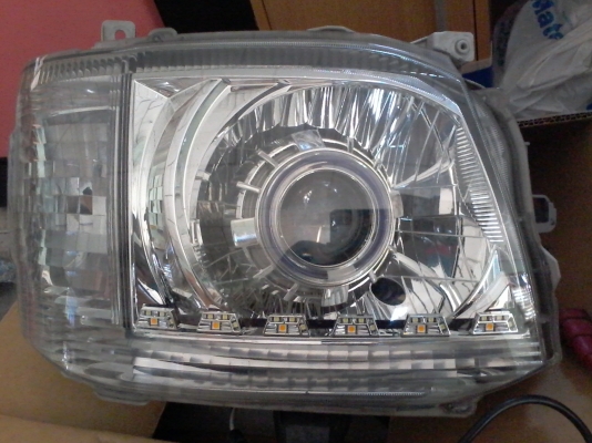 ขายไฟรถตู้ตาย้อยโปรเจคเตอร์โคมแท้ japan