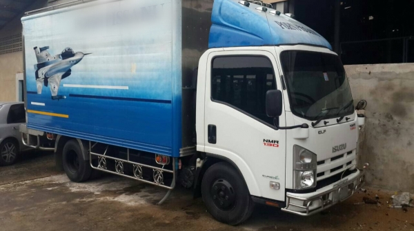 ขายรถ 6 ล้อ ตู้เปียก อีซูซุ NMR 130 แรงปี 56 สภาพสวยเดิม สนใจติดต่อได้ที่  081-9420141  ,  081-5715326