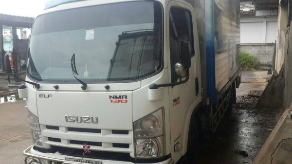ขายรถ 6 ล้อ ตู้เปียก อีซูซุ NMR 130 แรงปี 56 สภาพสวยเดิม สนใจติดต่อได้ที่  081-9420141  ,  081-5715326