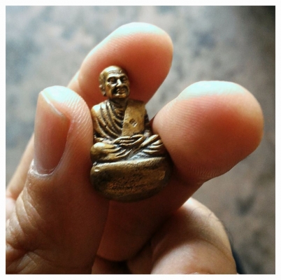 สมเด็จโต ลอยองค์ เบ้าทุบ ตอกโค๊ดดอก ดูง่ายเก่าสวยครับ