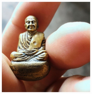 สมเด็จโต ลอยองค์ เบ้าทุบ ตอกโค๊ดดอก ดูง่ายเก่าสวยครับ