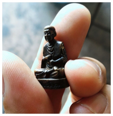 สมเด็จโต ลอยองค์ ตอกโค๊ดโต ใต้ฐาน ท่าประจำองค์สมเด็จ ดูง่ายเก่าสวยครับ