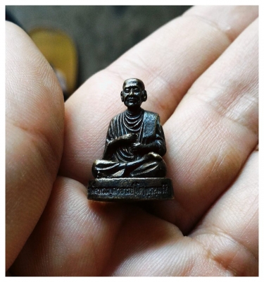 สมเด็จโต ลอยองค์ ตอกโค๊ดโต ใต้ฐาน ท่าประจำองค์สมเด็จ ดูง่ายเก่าสวยครับ