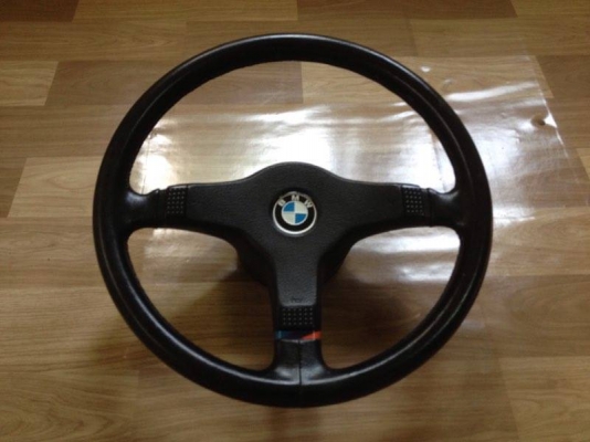 ขายพวงมาลัยMแท้ ใส่e30 สภาพสวยแตรใช้ใด้ครบ สภาพหนัง90\% ราคา3500บาท โทร0924462525โส กทม