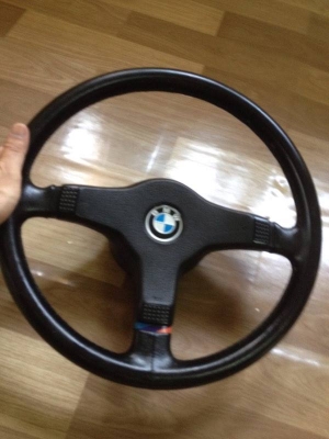 ขายพวงมาลัยMแท้ ใส่e30 สภาพสวยแตรใช้ใด้ครบ สภาพหนัง90\% ราคา3500บาท โทร0924462525โส กทม