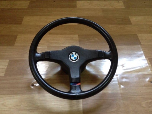 ขายพวงมาลัยMแท้ ใส่e30 สภาพสวยแตรใช้ใด้ครบ สภาพหนัง90\% ราคา3500บาท โทร0924462525โส กทม