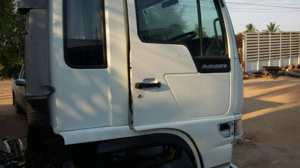 ขายหัวเก๋งHinoหัวกว้าง สภาพเก่านอก ไม่มีผุ ไม่มีตำหนิ สวยๆ ยังไม่เคยใช้งานในไทย ราคา 170000 บาท ติดต่อปิ่น 0819176906