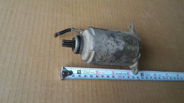 มอเตอร์ DC ใช้กับสตาร์ทรถของรถมอเตอร์ไซค์  นำไปใช้หมุนขับงานต่างๆได้ แรงบิดสูง ใช้ไฟ DC ขับตั้งแต่ 10 - 15 V.