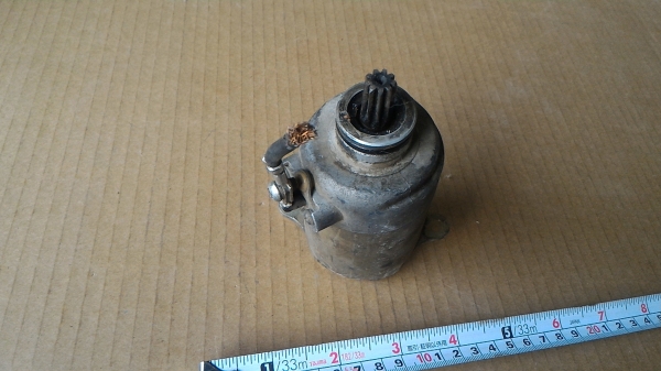 มอเตอร์ DC ใช้กับสตาร์ทรถของรถมอเตอร์ไซค์  นำไปใช้หมุนขับงานต่างๆได้ แรงบิดสูง ใช้ไฟ DC ขับตั้งแต่ 10 - 15 V.