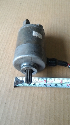 มอเตอร์ DC ใช้กับสตาร์ทรถของรถมอเตอร์ไซค์  นำไปใช้หมุนขับงานต่างๆได้ แรงบิดสูง ใช้ไฟ DC ขับตั้งแต่ 10 - 15 V.