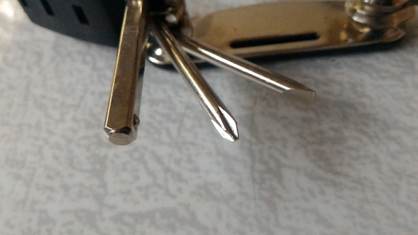 ชุดเครื่องมือพกพาเอนกประสงค์ 14 อย่าง มีลูกบล็อก 3 ตัว ประแจ L เบอร์ 2 - 6 มม. ประแจ ปากตาย เบอร์ 8 , 10 , 15  และไขควงอีกสอง ติดตัวไว้ซ่อมอะไรต่างๆ เช่น จักรยาน มอเตอร์ไซค์ รถยนต์และอื่นๆพกพาตัวไปไหนด้วยสะดวก มีที่สอดเข็มขัดและซ่องเก็บ