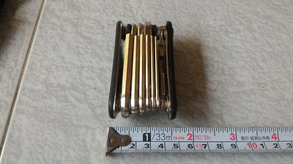 ชุดเครื่องมือพกพาเอนกประสงค์ 14 อย่าง มีลูกบล็อก 3 ตัว ประแจ L เบอร์ 2 - 6 มม. ประแจ ปากตาย เบอร์ 8 , 10 , 15  และไขควงอีกสอง ติดตัวไว้ซ่อมอะไรต่างๆ เช่น จักรยาน มอเตอร์ไซค์ รถยนต์และอื่นๆพกพาตัวไปไหนด้วยสะดวก มีที่สอดเข็มขัดและซ่องเก็บ