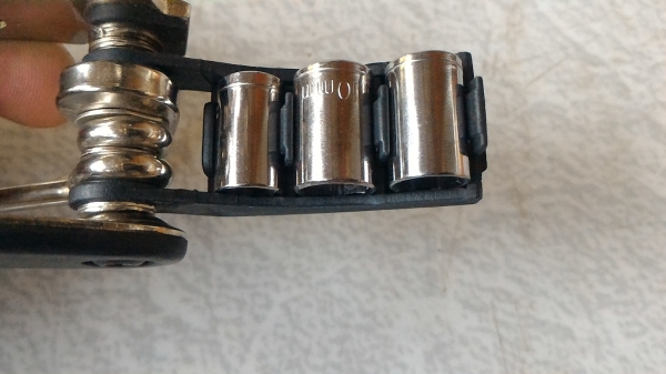 ชุดเครื่องมือพกพาเอนกประสงค์ 14 อย่าง มีลูกบล็อก 3 ตัว ประแจ L เบอร์ 2 - 6 มม. ประแจ ปากตาย เบอร์ 8 , 10 , 15  และไขควงอีกสอง ติดตัวไว้ซ่อมอะไรต่างๆ เช่น จักรยาน มอเตอร์ไซค์ รถยนต์และอื่นๆพกพาตัวไปไหนด้วยสะดวก มีที่สอดเข็มขัดและซ่องเก็บ