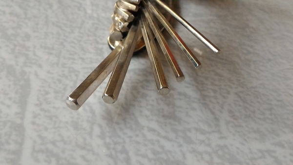 ชุดเครื่องมือพกพาเอนกประสงค์ 14 อย่าง มีลูกบล็อก 3 ตัว ประแจ L เบอร์ 2 - 6 มม. ประแจ ปากตาย เบอร์ 8 , 10 , 15  และไขควงอีกสอง ติดตัวไว้ซ่อมอะไรต่างๆ เช่น จักรยาน มอเตอร์ไซค์ รถยนต์และอื่นๆพกพาตัวไปไหนด้วยสะดวก มีที่สอดเข็มขัดและซ่องเก็บ